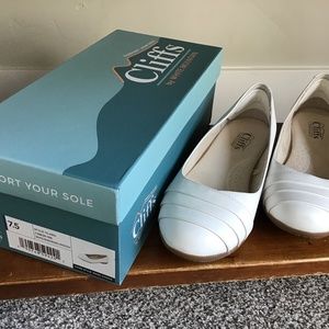 Women’s Cliffs Clara white flat size 7.5